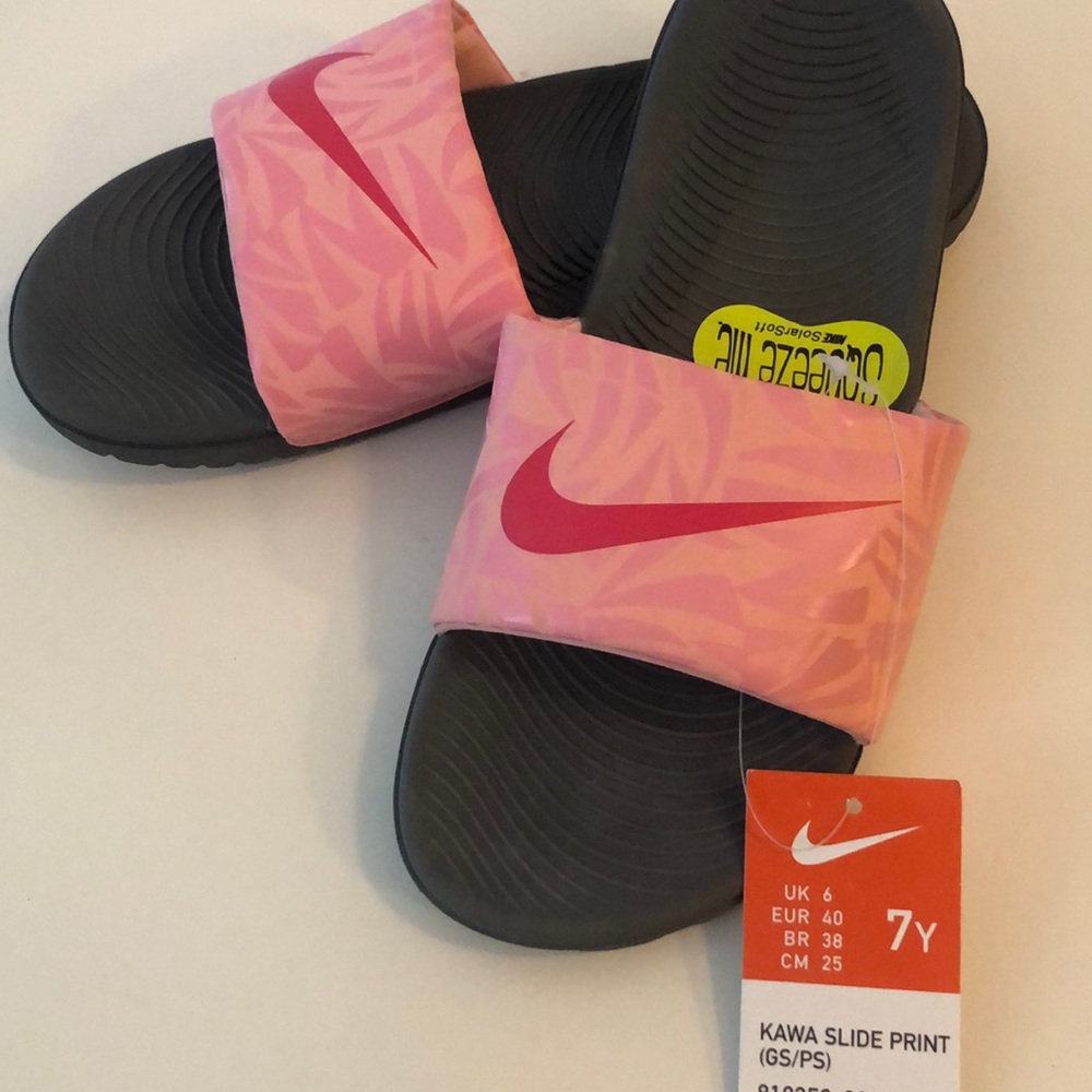 Nike Kawa slides NWT. Size 7Y=Women’s 8